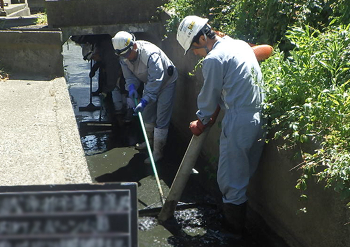 道路側溝・汚水ピット等の清掃